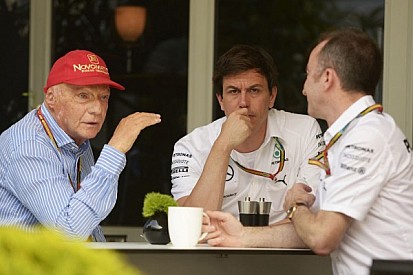 Mercedes chiefs disagree over team orders