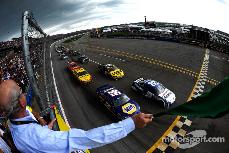 Start: Carl Edwards, Roush Fenway Racing Ford leads the field