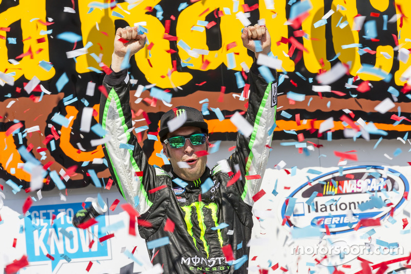 Hornish holds off Blaney and wins at Iowa