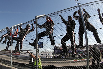 Castroneves secures victory in Race Two at Belle Isle