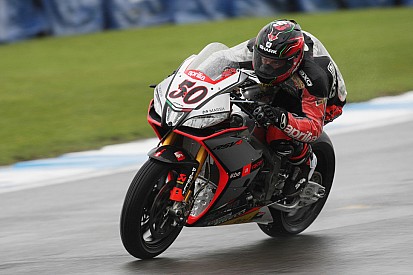 Guintoli spearheads Aprilia charge on Day One