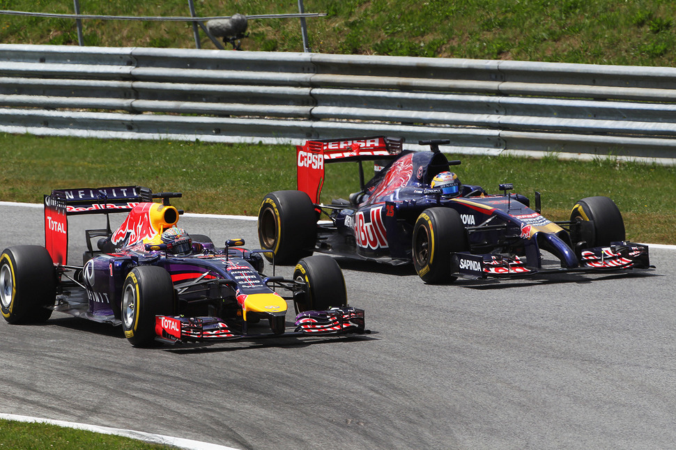 Red Bull considers buying F1 supplier Renault