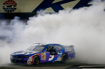 NASCAR Nationwide: Harvick makes late-race pass to win at Kentucky