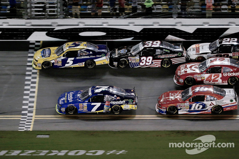 Kahne's able with come-from-behind win at Daytona