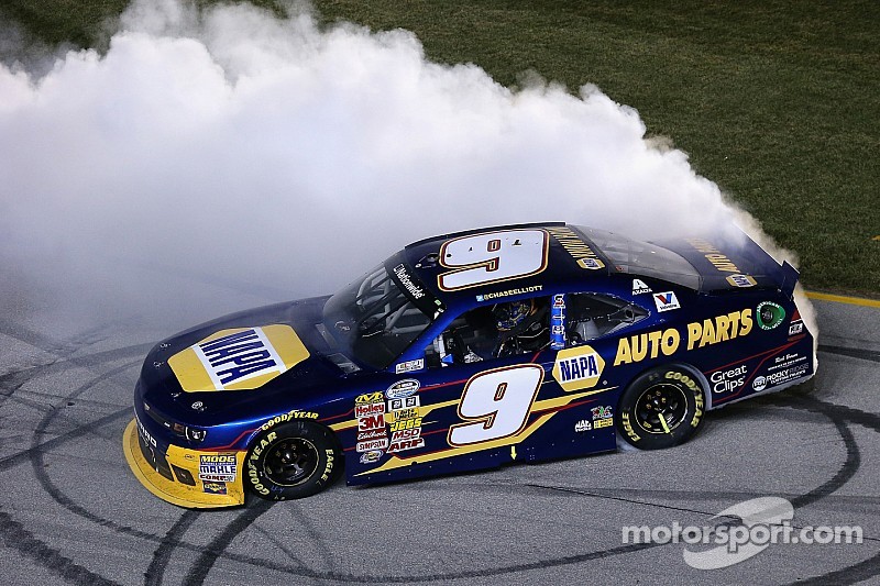 Chase Elliott scores third win of the season at Chicagoland