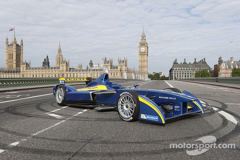 Formula E cars take over downtown London