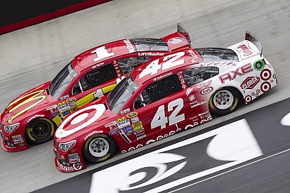 Six drivers post times below the track record in first Bristol practice