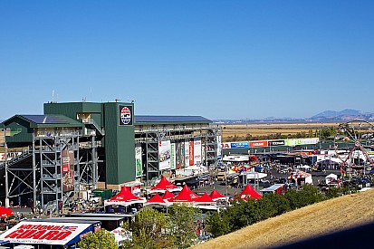 I went to a race, and an earthquake broke out