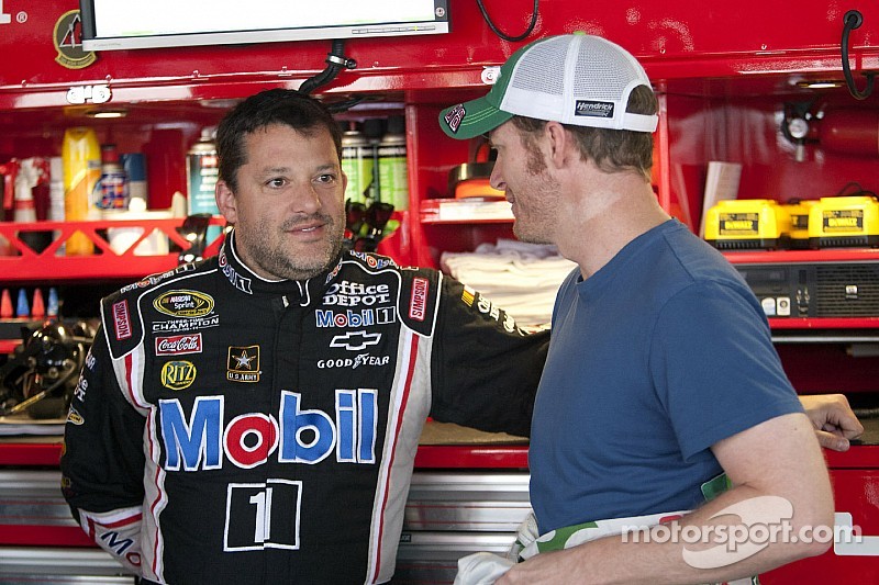 Sprint Cup competitors rally around Tony Stewart