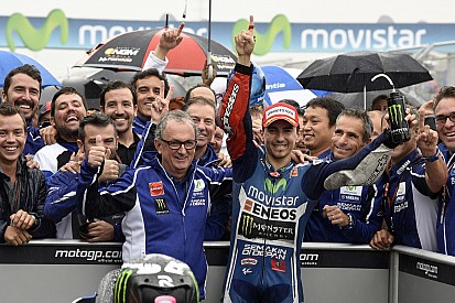 Lorenzo masters rainy Aragón to take first MotoGP victory of 2014