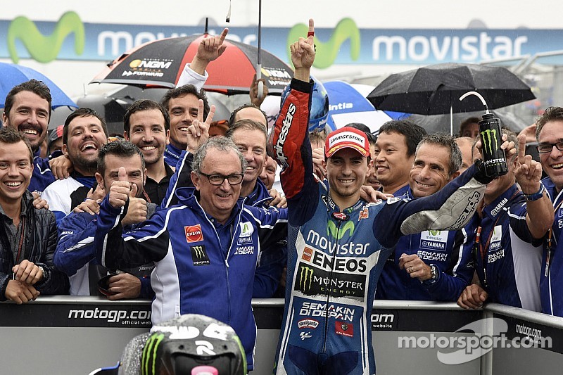Lorenzo masters rainy Aragón to take first MotoGP victory of 2014