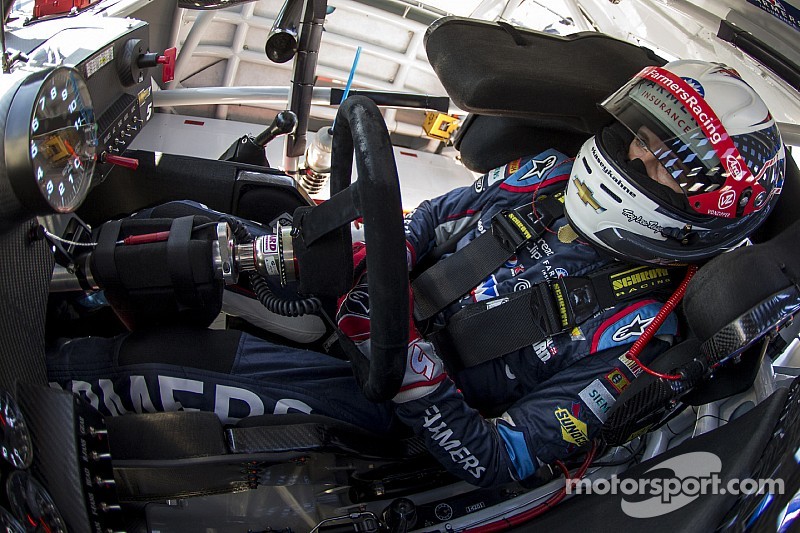 Clutch performance propels Kahne into Chase Contender round