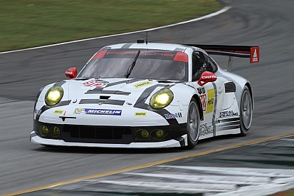 No. 912 Porsche 911 RSR pulls even with No. 4 Corvette C7.R after opening at Petit Le Mans
