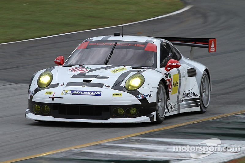 No. 912 Porsche 911 RSR pulls even with No. 4 Corvette C7.R after opening at Petit Le Mans