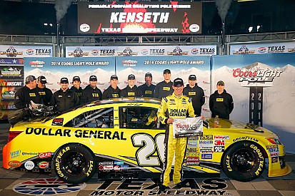 Kenseth beats Gordon for Texas pole