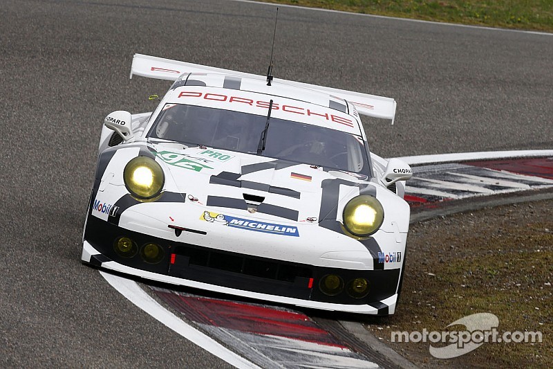 Porsche 911 RSR on the first grid row at Shanghai