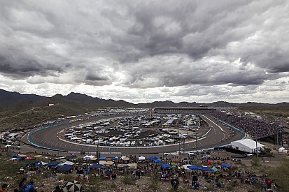 Lights out at Phoenix ... Truck race delayed