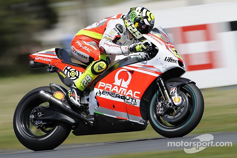 Iannone tries till the end, Hernandez is betrayed by the front tire