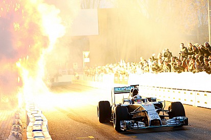50,000 fans honor Mercedes Silver Arrows F1 champions