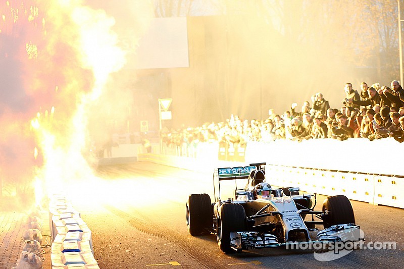 50,000 fans honor Mercedes Silver Arrows F1 champions