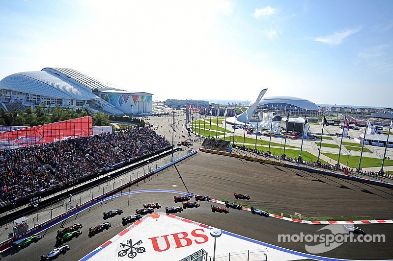 Ecclestone presents 2014 Race Promoters' Trophy to Russian GP