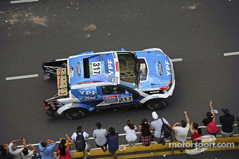 Broken propshaft costs Villagra valuable time on opening Dakar Rally stage in his Ford Ranger