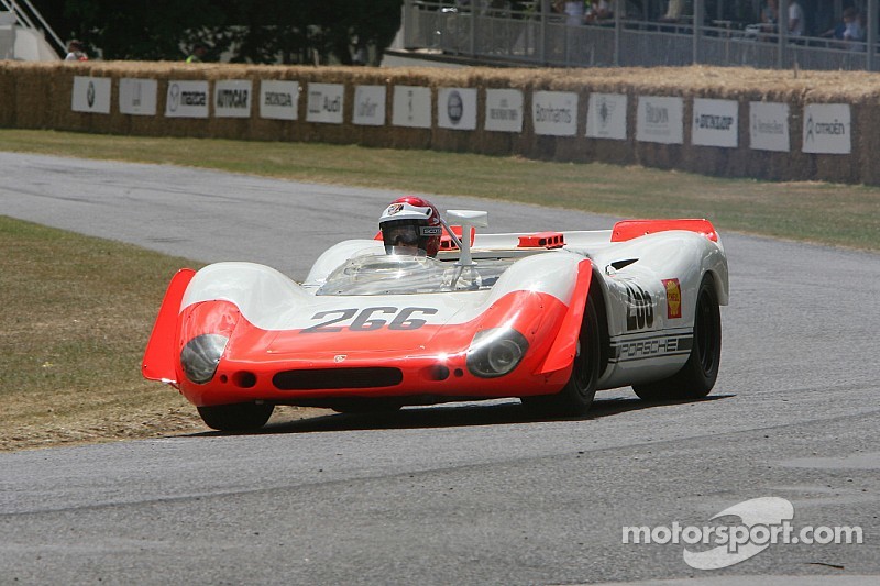 Vic Elford receives RRDC'S 2015 Phil Hill award