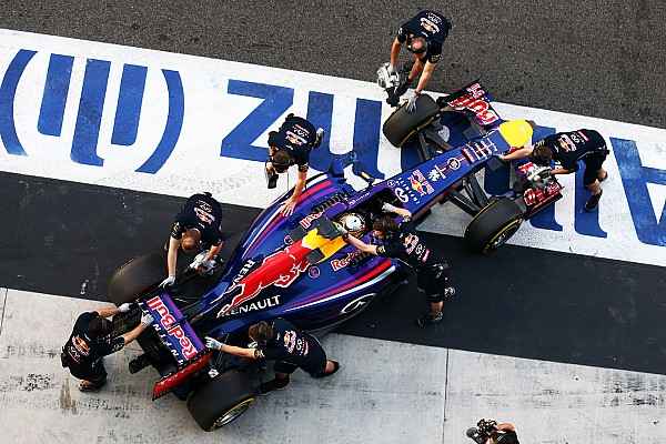 Red Bull and Lotus running late for Jerez debut