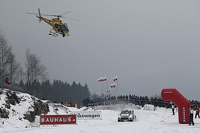 Car strikes photographer during Rally Sweden