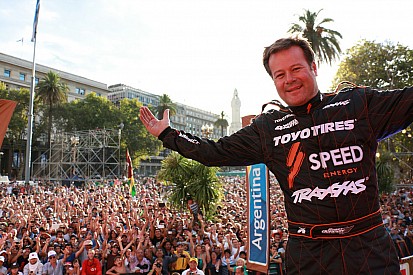 Robby Gordon llama la atención de los fanáticos en el Dakar