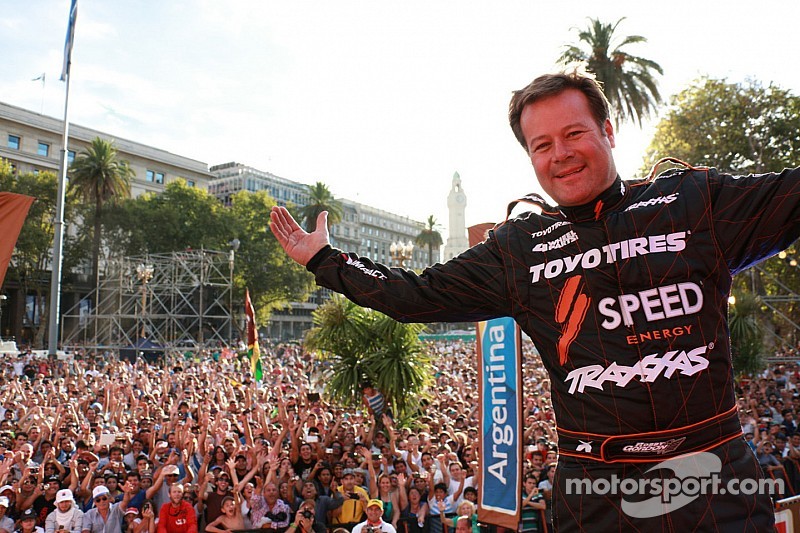 Robby Gordon llama la atención de los fanáticos en el Dakar