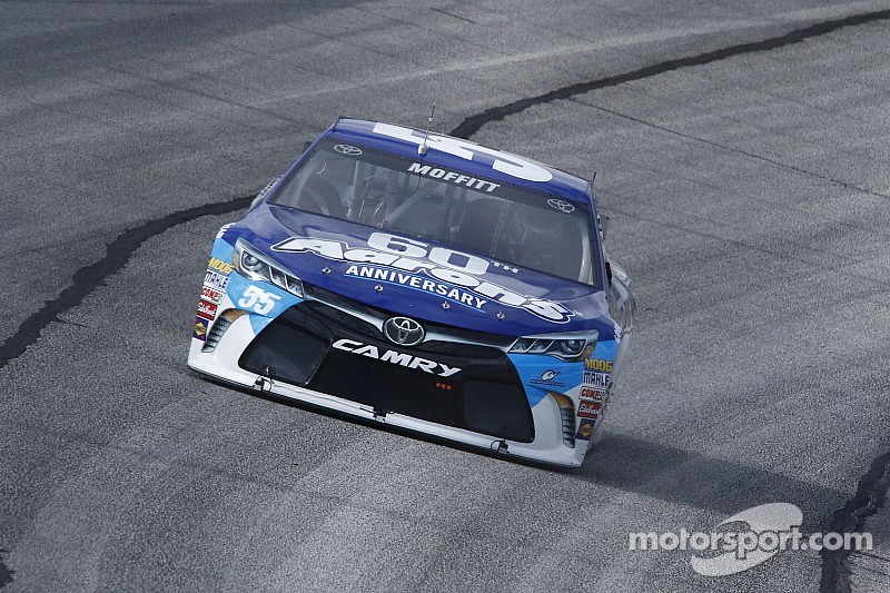 Earnhardt disfruta de su segundo podio en 2015