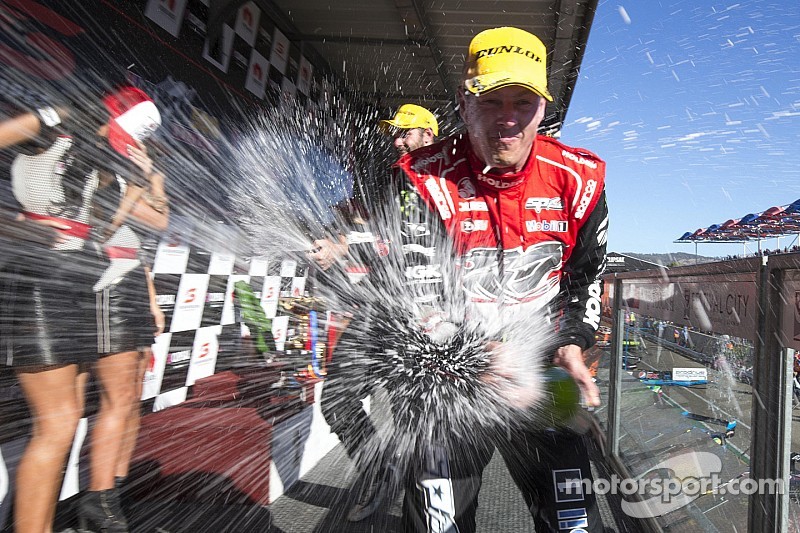 V8 Supercars roar into 2015