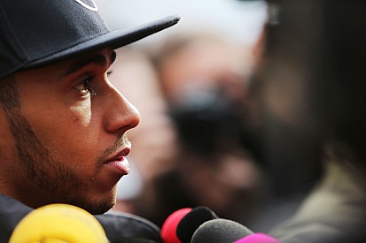 Los rumores de Hamilton a Ferrari son "Tonterías", Lauda
