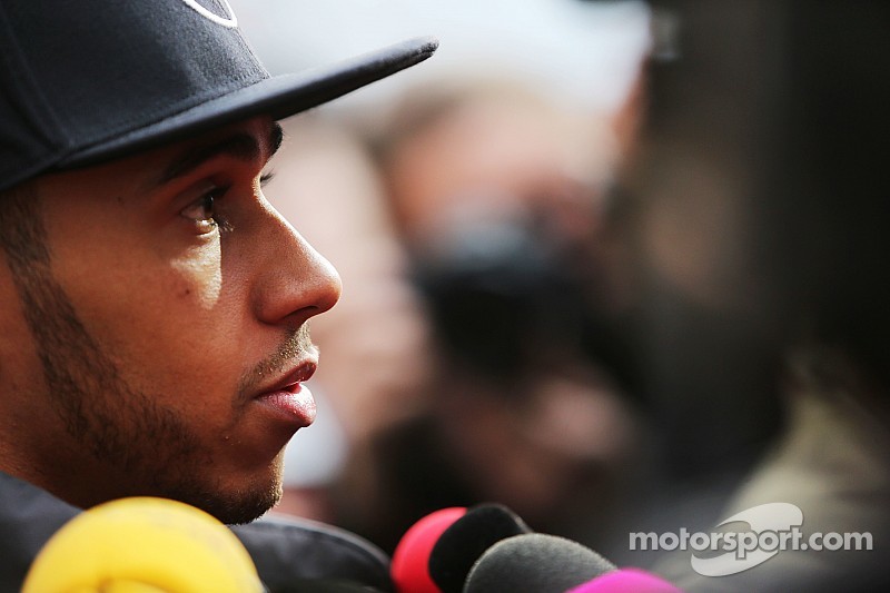 Los rumores de Hamilton a Ferrari son "Tonterías", Lauda