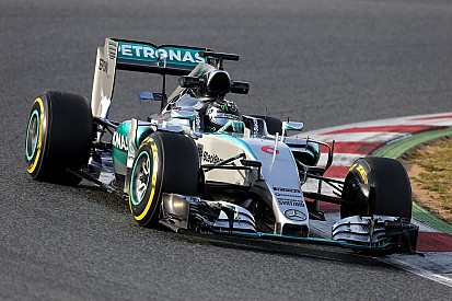 Mercedes domina en la FP1