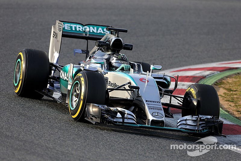 Mercedes domina en la FP1