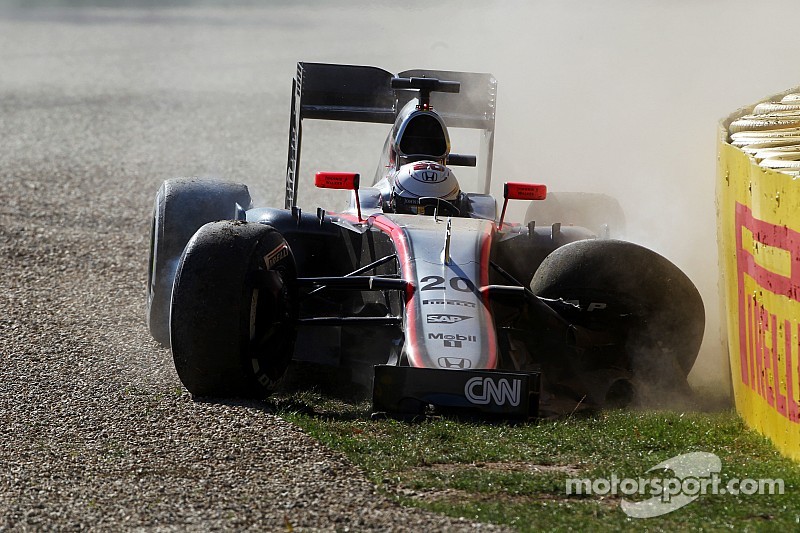 Magnussen takes blame for FP2 crash