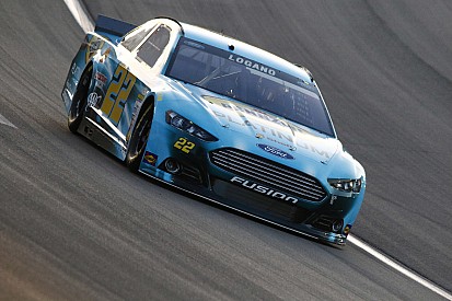 Logano dominó en el desierto