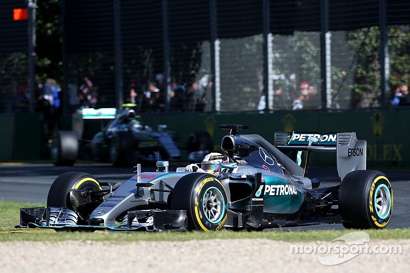 Lewis Hamilton wins race of attrition with a one-stop strategy