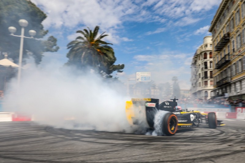 Daniel Ricciardo begeistert Fans auf Renault-Roadshow in Nizza