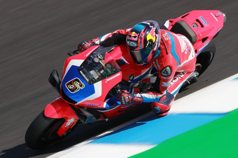 Stefan Bradl direkt neben Valentino Rossi: "Muss mich bei ihm einhängen"