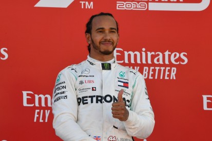 Hamilton beschenkt krebskranken Jungen mit Formel-1-Auto