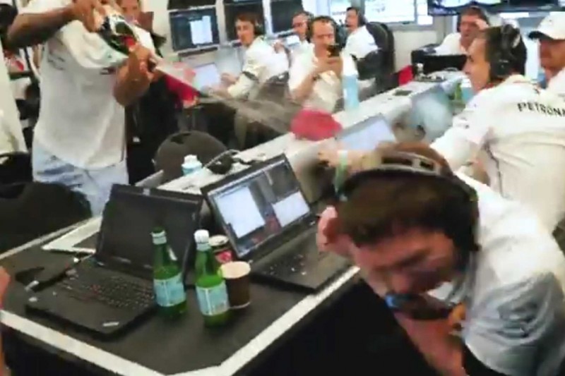 So herzhaft lacht Mercedes über und mit Lewis Hamilton!