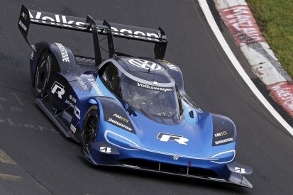 Romain Dumas fährt im Volkswagen ID.R Elektrorekord auf der Nordschleife