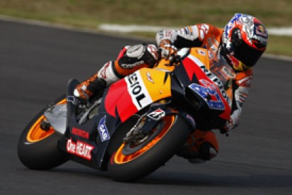 Stoner edges Lorenzo to claim his tenth pole of 2011 at Motegi