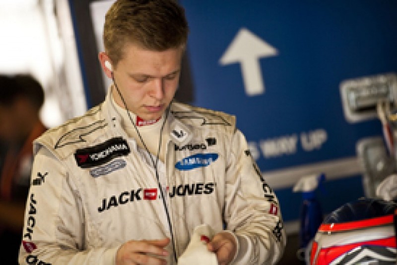 Kevin Magnussen glad to be alive after crashing into catchfencing in Macau F3 Grand Prix