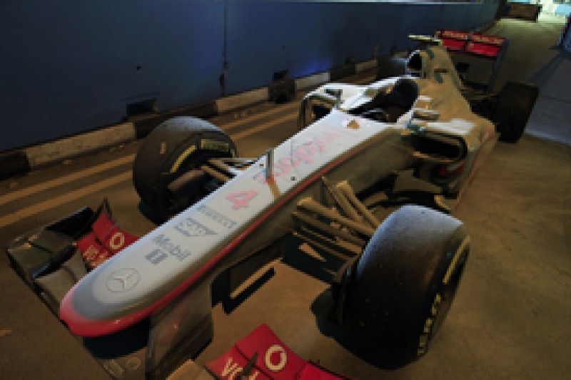 Singapore GP: Lewis Hamilton "cruising" before retiring from winning position