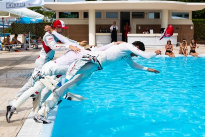 Pool-Party in Misano: Rast opfert Handy für "tollen Moment"