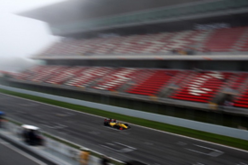 Barcelona FR3.5: Kevin Magnussen gets pole in fog-hit session